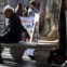 Rodeado de arte, um homem descansa na piazza Navona