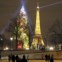 Em Paris, a Torre Eiffel tem companhia luminosa no Natal, uma árvore de 9,75m de altura.