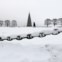 Num deserto de neve, um passeio solitário junto a àrvore de Natal de São Petersburgo, Rússia 