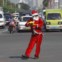 Com um polícia sinaleiro assim, o trânsito é mesmo mais natalício. Visto em Manila, Filipinas, onde as celebrações de Natal chegam a começar em... Setembro  