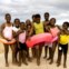 Crianças posam alegremente para o fotógrafo na praia principal da cidade de Durban, considerada uma das mais perigosas da África do Sul