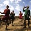 Jovens estudantes regressam a casa depois de mais um dia de aulas numa aldeia das montanhas do Lesoto