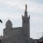 MARSELHA. Uma gaivota voa sobre a basília Notre Dame de La Garde