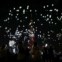JAPÃO, 31.12.2012. Espectadores libertam balões perto da Torre de Tóquio, iluminada para celebrar a passagem de ano 