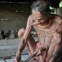 Mentawai: A preparar veneno para caçar com flechas 