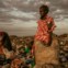 Primeiro Prémio/Pessoas: Ao final do dia, é permitido às mulheres apanhar lixo em Dandora, no Quénia