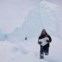 Escolha dos leitores/Lugares: Cortar blocos de gelo de um iceberg é uma forma comum da comunidade Inuit obter água.