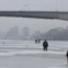 RÚSSIA, 3.1.2013. Pescadores em buracos no gelo no rio Don da cidade de Rostov 