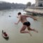 ITÁLIA, 1.1.2013. Mergulho no rio Tibre da ponte Cavour, em Roma, tradição do dia de ano novo.  