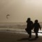ISRAEL, 7.1.2013. Duas mulheres da comunidade de judeus ultra-ortodoxos caminham à beira-mar durante um dia de tempestade em Ashdod 