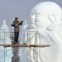 CHINA, 10.1.2013. A polir uma estátua do festival de neve e gelo de Shenyang 