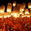 TAILÂNDIA, 9.1.2013. Monges budistas lançam lanternas de papel para os céus num templo de Suphan Buri 