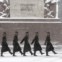 LETÓNIA, 10.1.2013. Guarda de honra marcha perto do Monumento à Liberdade durante uma tempestade de neve em Riga 
