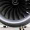 Um engenheiro examina um dos motores do 787 em Manchester 