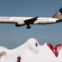EUA, 17.01.2013. Um Boeing 787 Dreamliner da United Airlines passa sobre um anúncio em Los Angeles na aproximação ao aeroporto internacional da cidade 