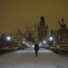 R. CHECA, 18.01.2013. Pela neve, na ponte medieval Carlos em Praga 
