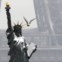 FRANÇA, 20.01.2013. Réplica parisiense da Estátua da Liberdade perto da Torre Eiffel 