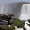 BRASIL, 27.01.2013. Turistas admiram as Cataratas de Iguaçu  