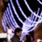 Um beijo sob as luzes de Natal de Lisboa