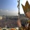 O Papa Bento XVI e uma praça tornada mar de gente. Urbi et Orbi na Páscoa de 2007.