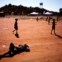 Crianças aborígenes brincam numa reserva do Grande Deserto de Vitória, perto de Alice Springs
