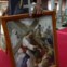 Um homem carrega um quadro com Jesus Cristo em Larantuca 