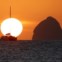 MARTINICA, 13.03.2013. O postal perfeito: foto captada ao pôr-do-sol na Martinica com um barco à vela perto de um icónico Rochedo do Diamante (Rocher du diamand)