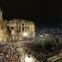 ITÁLIA, 29.03.2013. O Coliseu de Roma em noite de Via Crucis, procissão que reconstrói os passos de Cristo rumo à cruz.  