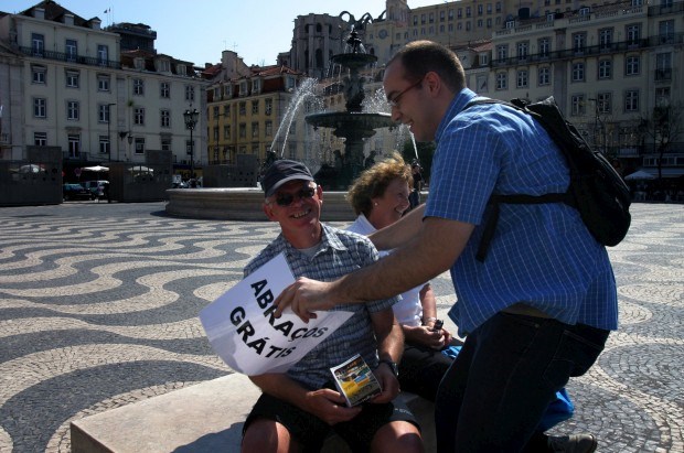 Em Lisboa, dois turistas encantados com uma das acções do movimento dos 