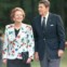 O casaco com motivos florais que usou durante o passeio com Ronald Reagan é uma excepção. Poucas vezes se viu a Dama de Ferro a optar por um padrão tão feminino