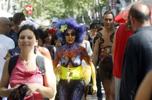 Nas Ramblas, um pouco mais nu que o costume: uma foto captada durante um evento em 2009 que incluiu pintura corporal em corpo nu