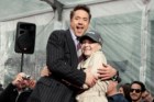 Robert Downey Jr. abraça a mãe, Elise, num evento em 2009 