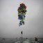 ÁFRICA DO SUL, 6.04.2013. Matt Silver-Vallance flutua sobre o mar utilizando balões com gás hélio. Voo do aeródromo de Robben Island pelo Atlântico, na Cidade do Cabo: 7km cumpridos para angariar fundos para o hospital pediátrico Nelson Mandela.