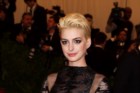 Anne Hathaway impressionou todos num vestido revelador de Valentino e cabelo pintado de loiro
