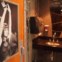 Miami, em Abril: Glo­ria Estefan, diva latino-americana, em saudação: a foto está na porta da casa-de-banho dos homens do restaurante do Hotel Car­dozo, hotel que pertence à cantora e ao seu marido. Foto de Luís J. Santos