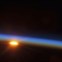 UNIVERSO, 5.5.2013. O sol está prestes a surgir sobre o Oceano Pacífico. Imagem captada por um membro da Expedition 35 na Estação Espacial Internacional . 