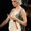 A actriz Mia Farrow no papel de Daisy Buchanan na versão de 1974, vestida por Theoni V. Aldredge