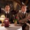 Tobey Maguire faz o papel de Nick Carraway, aqui acompanhado por Leonardo DiCaprio, ambos vestidos pela marca Brooks Brothers