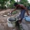 A tirar água de um poço, perto da aldeia de Betio 