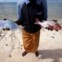 Kaibakia Pinata, habitante da ilhota de Bikeman, com o peixe que acabou de pescar 