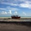 Um barco nas lamas do recife perto de uma lagoa na Tarawa do Sul