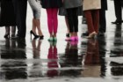 À chegada a Belfast, Irlanda do Norte, para a cimeira do G8, as escolha dos sapatos das adolescentes sobressaem no formalismo do protocolo