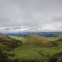 Do comboio panorâmico do vulcão Puy de Dôme, a paisagem revela as bossas de outras crateras