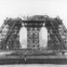 A construção do primeiro andar da Torre Eiffel, em 1888 