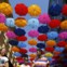 SÉRVIA, 29.7.2013. Rua da baixa de Belgrado decorada com chapéus-de-chuva 