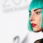 Uma das muitas perucas de Lady Gaga, desta vez em azul, nos CFDA Awards 2011, em Nova Iorque