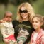 Com a filha Lourdes e o filho David que adoptou no Malawi, em 2007