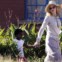 Em 2010 com a filha Mercy, que também adoptou no Malawi
