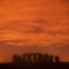 REINO UNIDO, 13.08.2013.  Chuva de Perseidas: Um meteoro risca o céu sobre Stonehenge, Inglaterra 