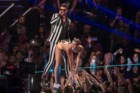 Miley Cyrus e Robin Thicke fizeram um dueto provocador na música 